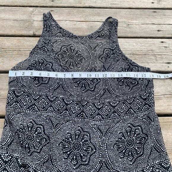 💛 Old Navy Black & White Geometric Print Sleeveless Tank Top - Flowy Blouse M/L - Picture 3 of 4